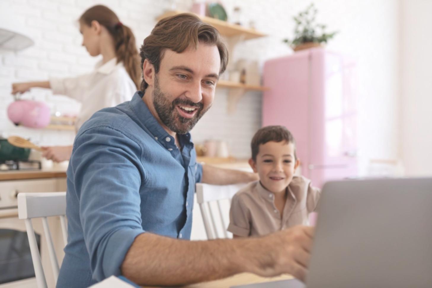 Teilnehmer arbeiten gemeinsam an Geschäftskommunikationsstrategien